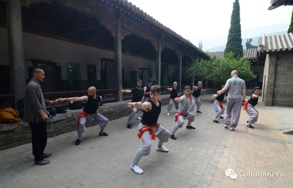 Alumnos de la escuela entrenando en el Templo de Shaolin