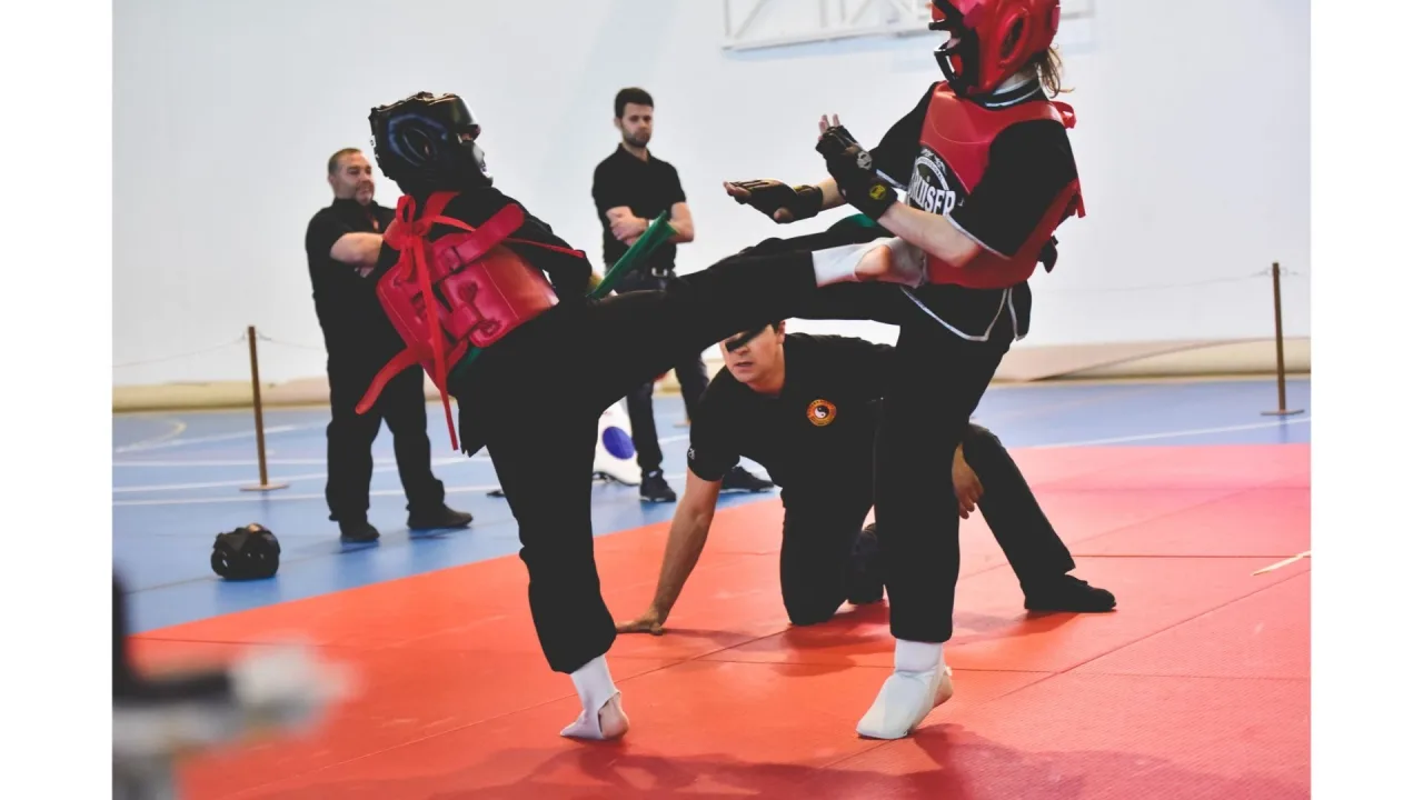 Alumnos del grupo infantil en un asalto con casco y protecciones