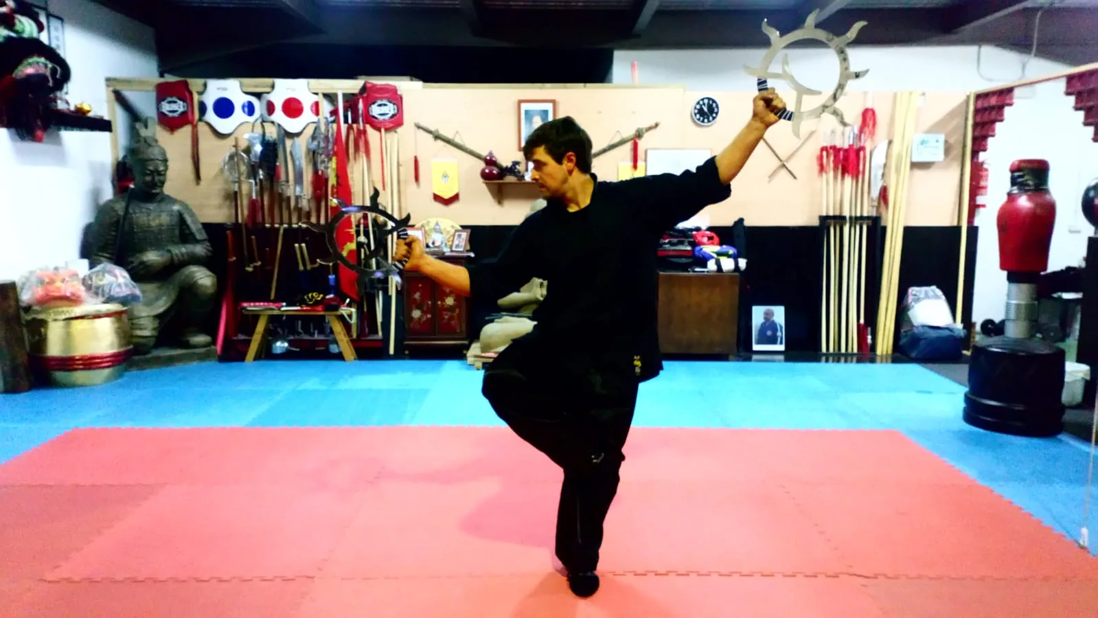 Shifu Juan Manuel ejecutando una forma en la sala de la escuela