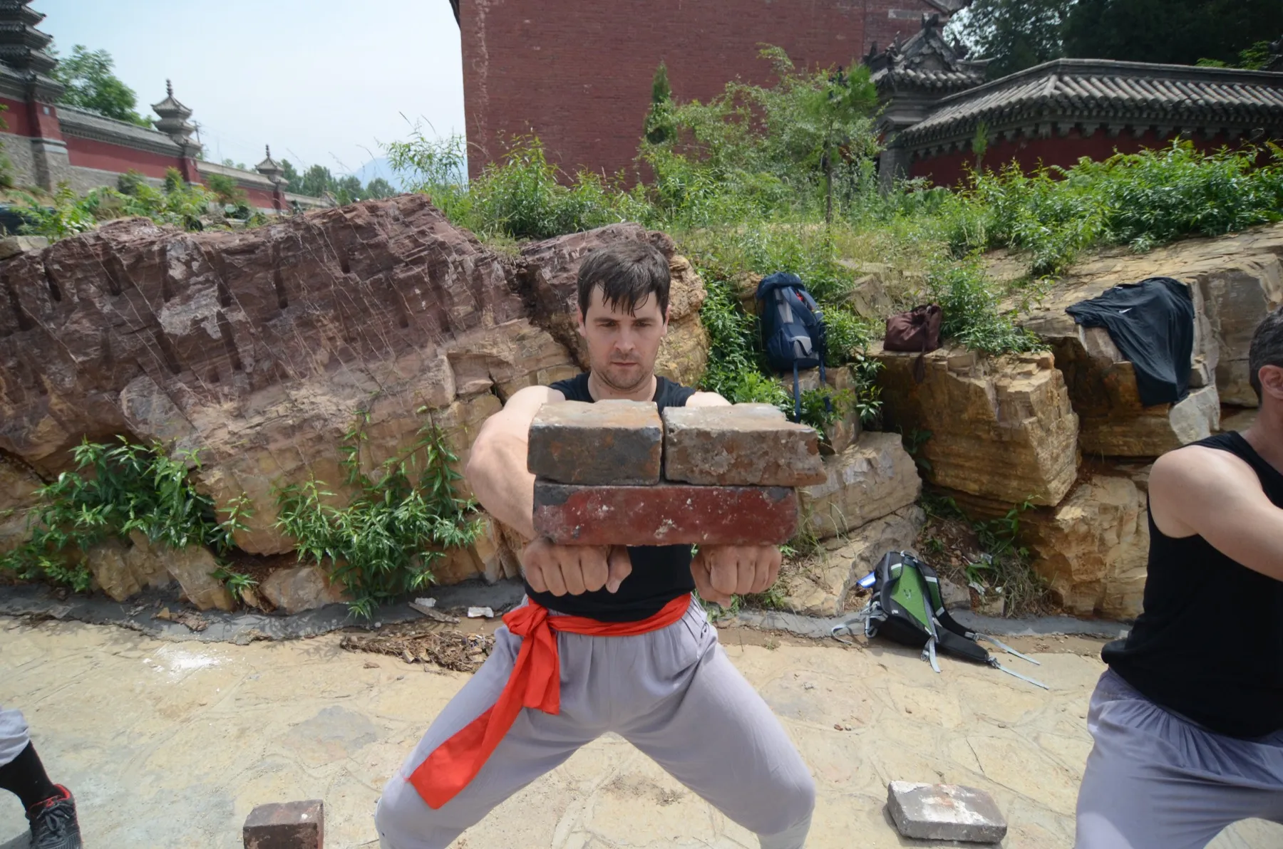 Shifu Juan Manuel rompiendo un ladrillo en el Templo de Shaolin